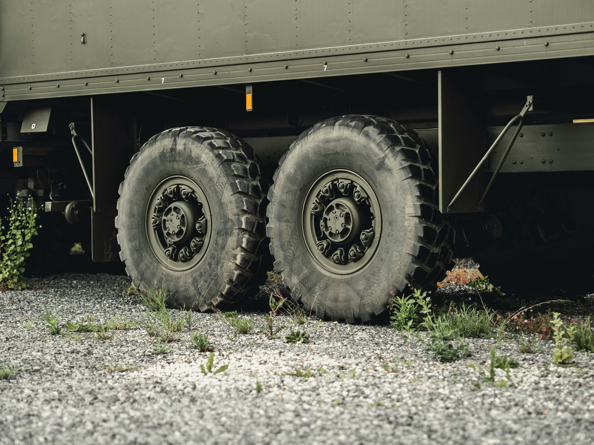 gray vehicle wheel